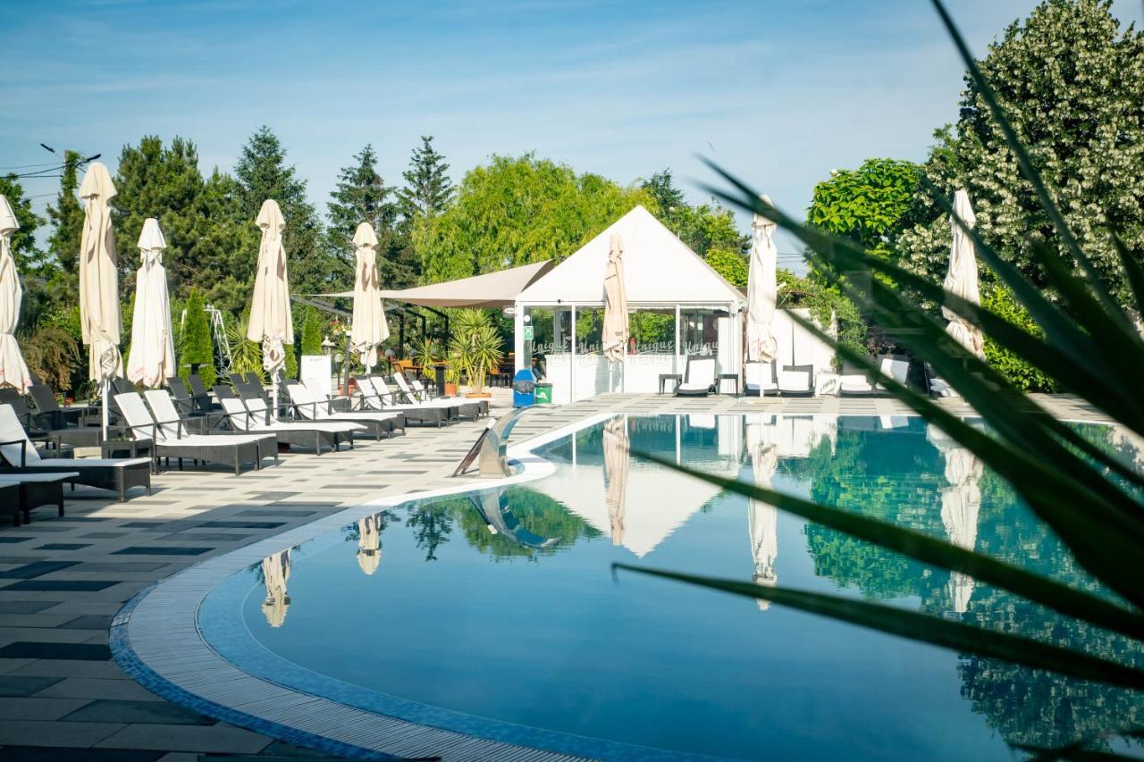 Unique Garden Hotel Brăila Exterior foto